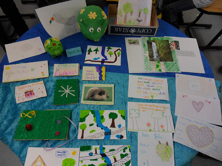 Kinder einer Grundschulklasse 4 haben Postkarten gestaltet und gemalt