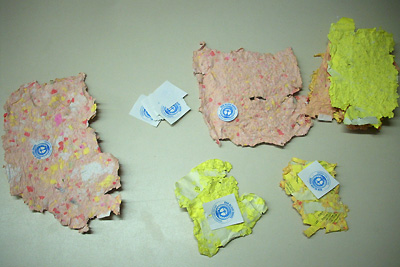 Für die Kinder war es wichtig, das ihr erstelltes Recycling-Papier mit einem „Blauen Engel – 100% Altpapier“ zu kennzeichnen.